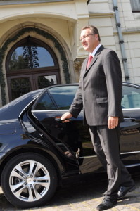 Chauffeur öffnet Tür der Limousine - VIP Chauffeurservice München